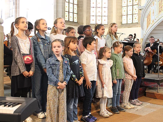 Der Kinderchor der katholischen Kirche begeisterte bei seiner Premiere.